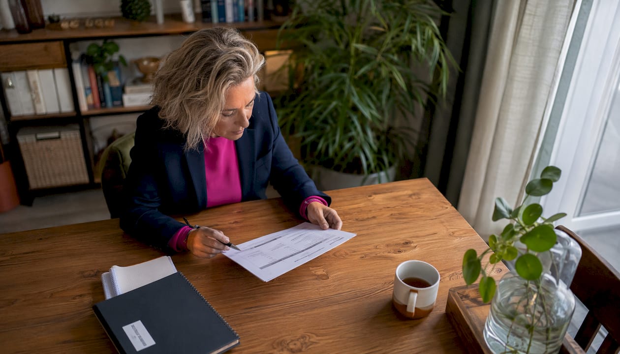 Verzekeringsadviseur geeft uitleg over verzekeringsmogelijkheden bij het verhuren van een kamer