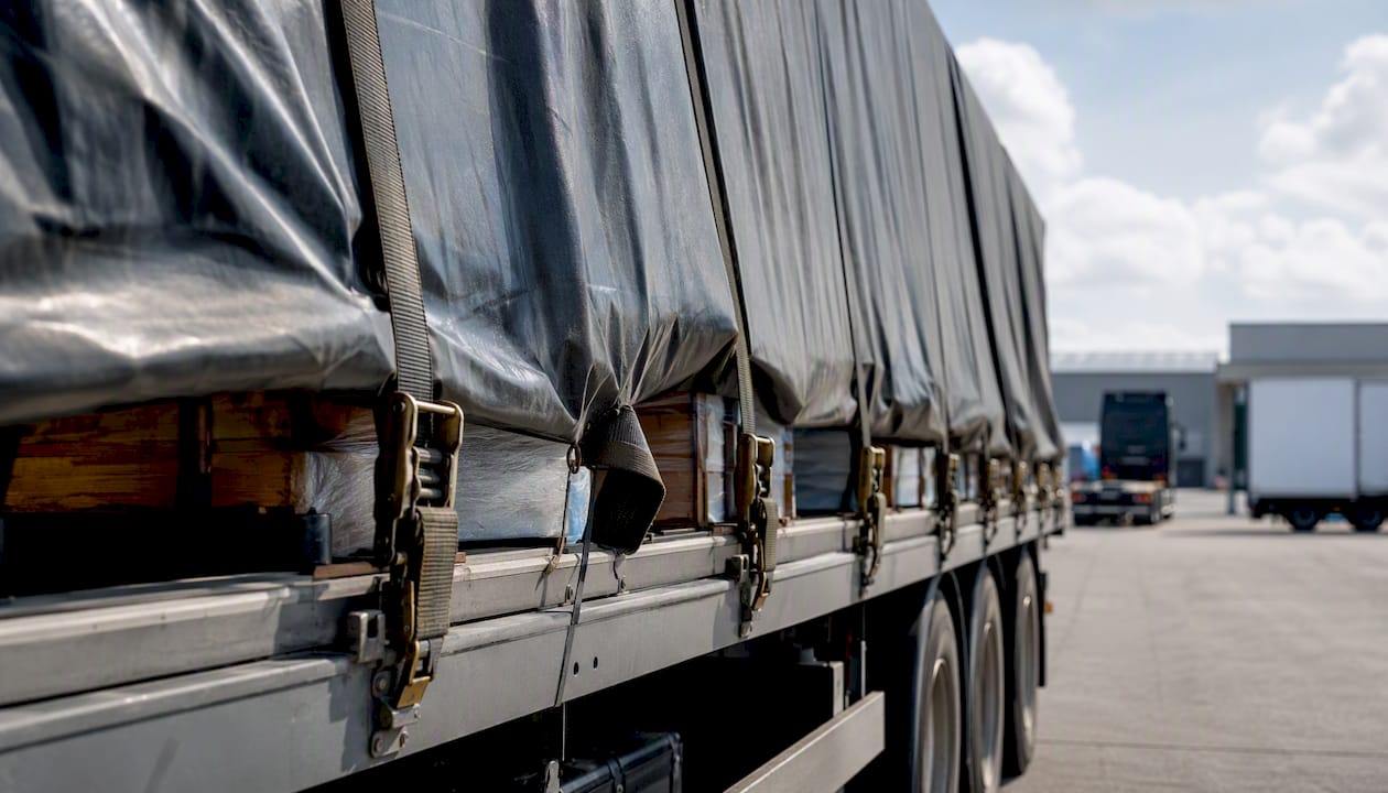 Lading stevig vastgezet met spanbanden op een vrachtwagen trailer.