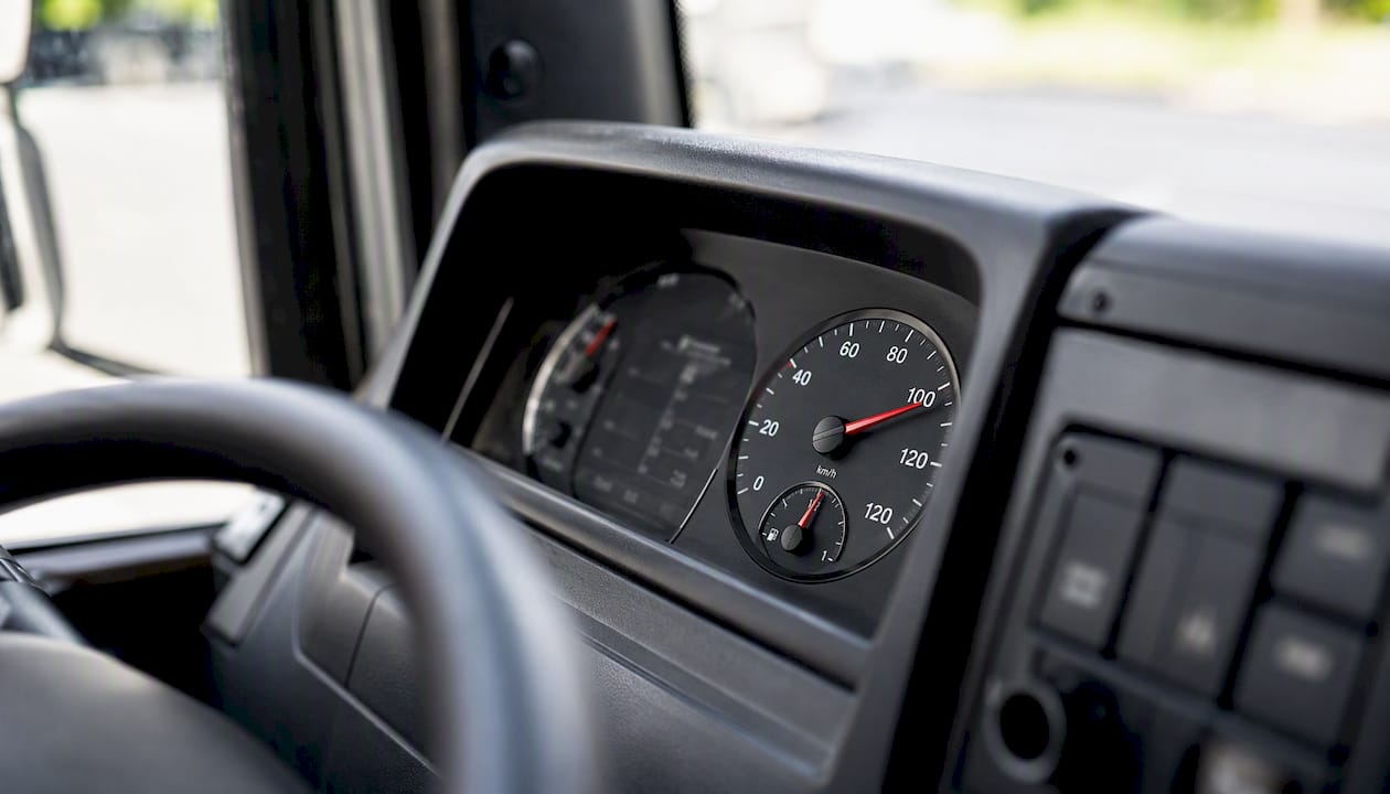 Een close-up van het dashboard, waarbij de snelheidsmeter duidelijk in beeld is.