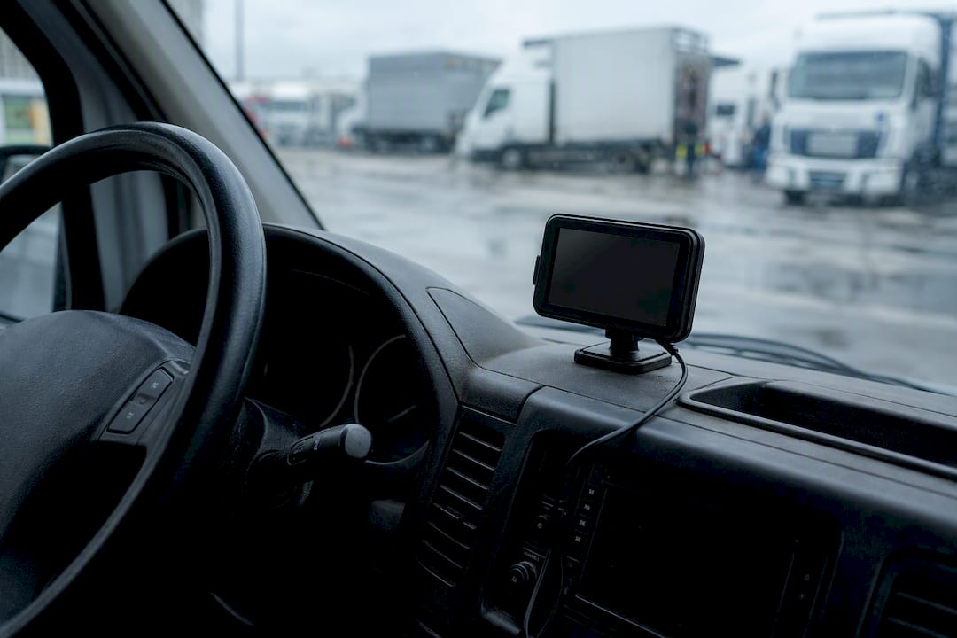 Op het dashboard van de bestelbus ligt een GPS-tracker.
