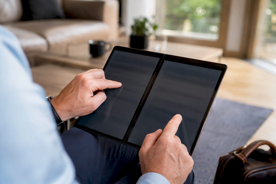 Handen vergelijken digitale verzekeringspolissen