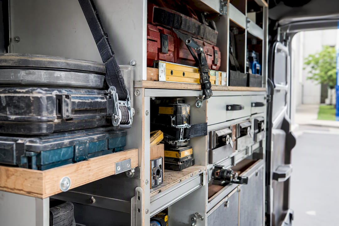 Gereedschap en beveiliging binnenin het werkvoertuig